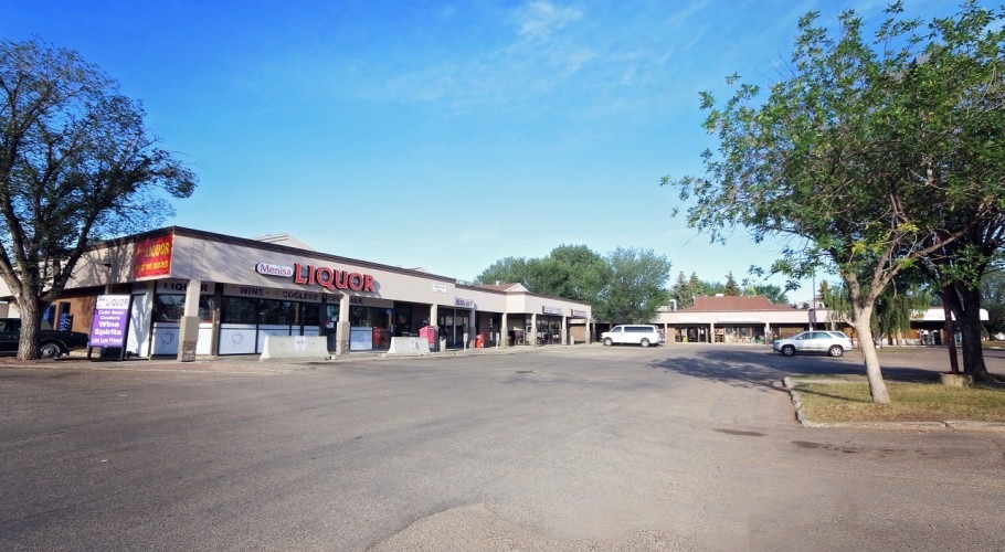 1069 Knottwood, Retail
